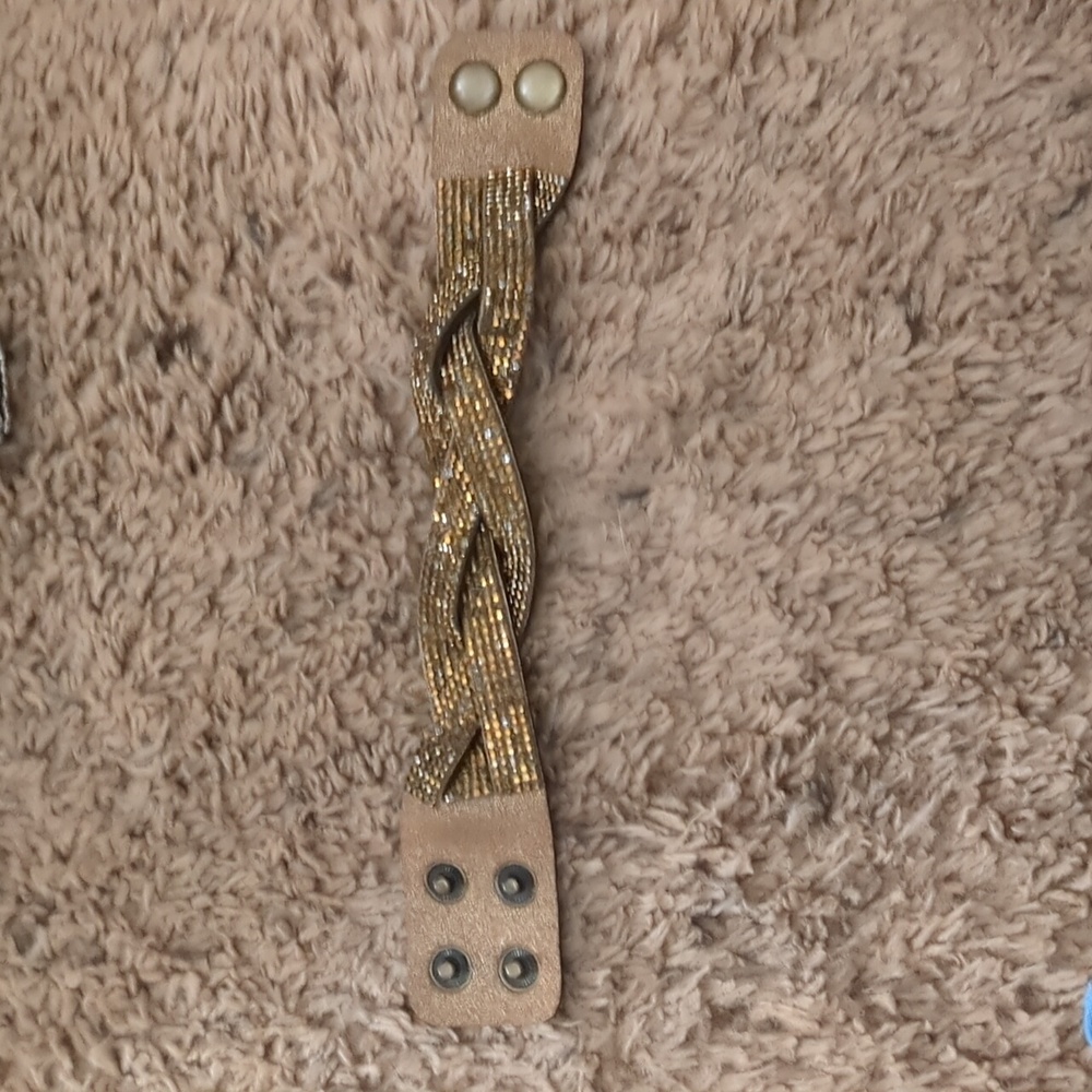 Glowing gold paparazzi bracelet